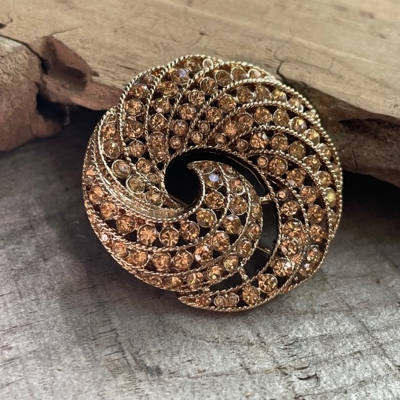Vintage Retro Topaz Rhinestone Gold Tone Swirl Wreath Brooch Pin - Picture 10 of 11